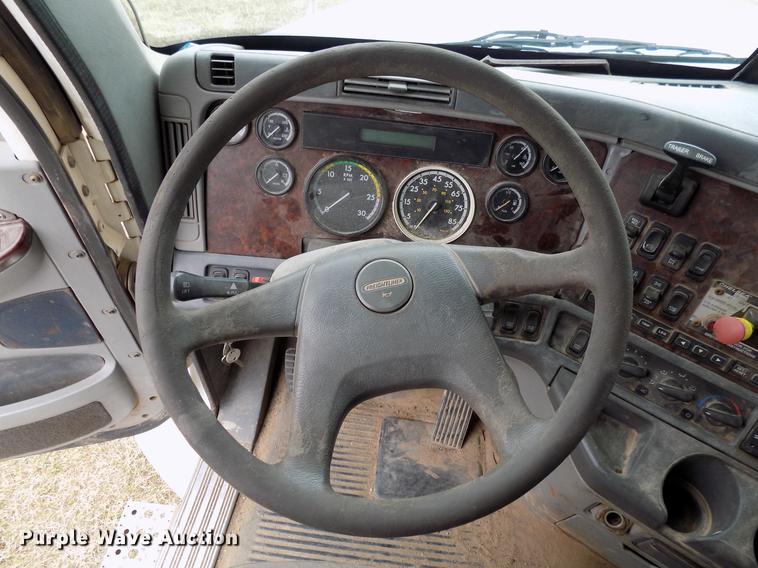 image for item DD3676 2007 Freightliner Century Class semi truck