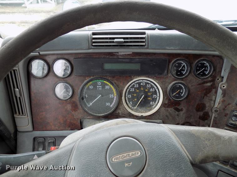 image for item DD3676 2007 Freightliner Century Class semi truck
