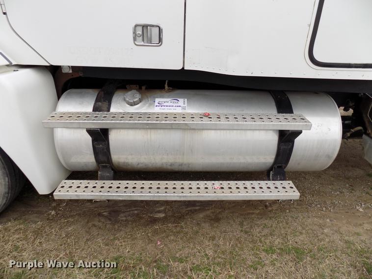 image for item DD3676 2007 Freightliner Century Class semi truck