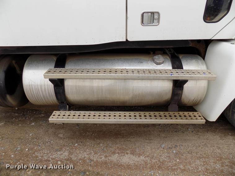 image for item DD3676 2007 Freightliner Century Class semi truck