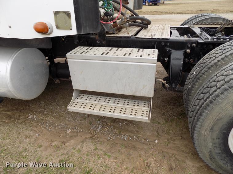 image for item DD3676 2007 Freightliner Century Class semi truck