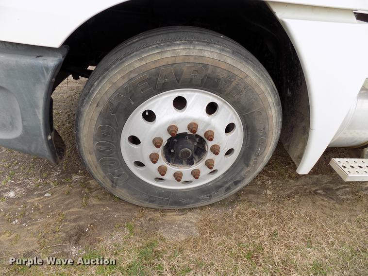 image for item DD3676 2007 Freightliner Century Class semi truck