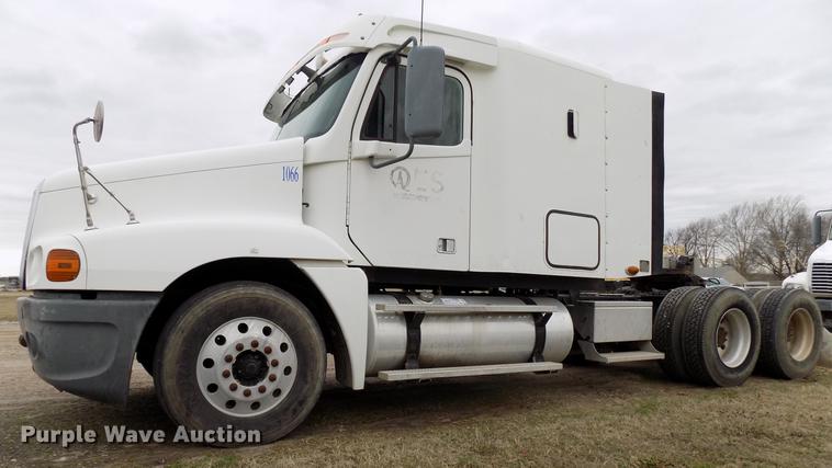image for item DD3676 2007 Freightliner Century Class semi truck