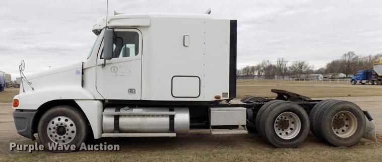 image for item DD3676 2007 Freightliner Century Class semi truck