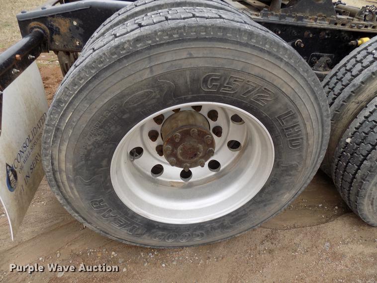 image for item DD3676 2007 Freightliner Century Class semi truck