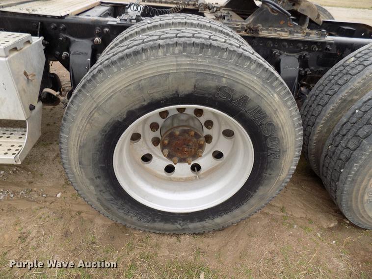 image for item DD3676 2007 Freightliner Century Class semi truck