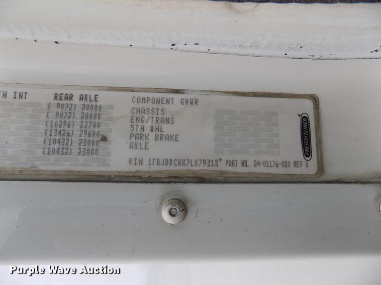 image for item DD3676 2007 Freightliner Century Class semi truck