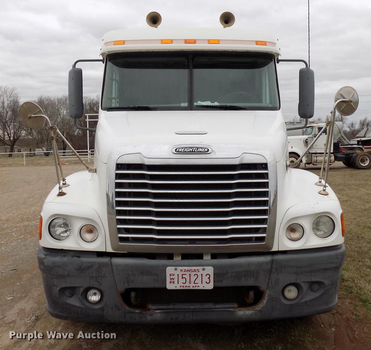 image for item DD3677 2007 Freightliner Century Class semi truck