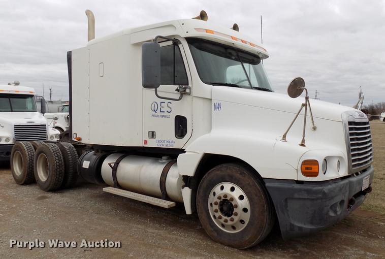image for item DD3677 2007 Freightliner Century Class semi truck