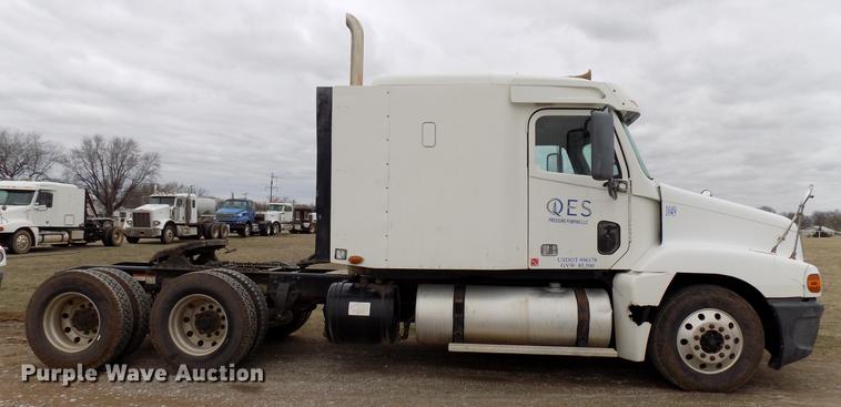 image for item DD3677 2007 Freightliner Century Class semi truck