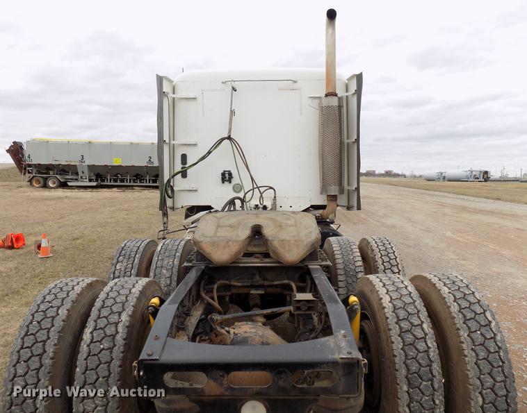 image for item DD3677 2007 Freightliner Century Class semi truck