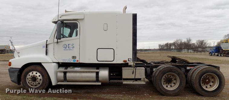 image for item DD3677 2007 Freightliner Century Class semi truck