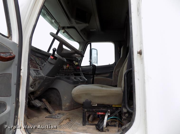 image for item DD3677 2007 Freightliner Century Class semi truck