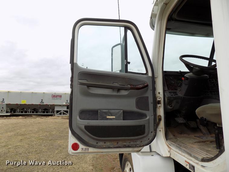 image for item DD3677 2007 Freightliner Century Class semi truck