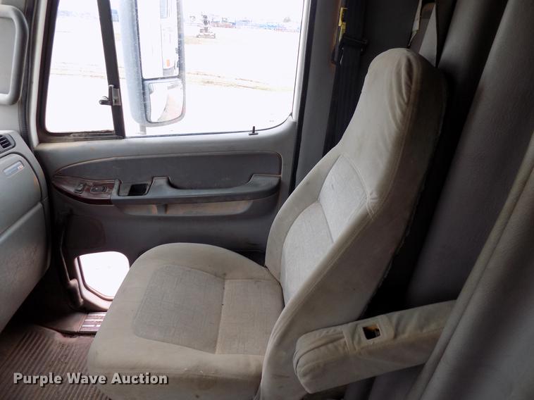 image for item DD3677 2007 Freightliner Century Class semi truck