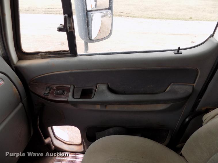 image for item DD3677 2007 Freightliner Century Class semi truck