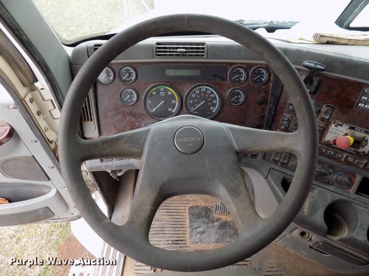 image for item DD3677 2007 Freightliner Century Class semi truck