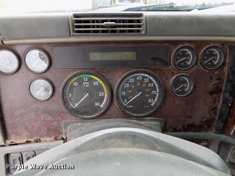 image for item DD3677 2007 Freightliner Century Class semi truck