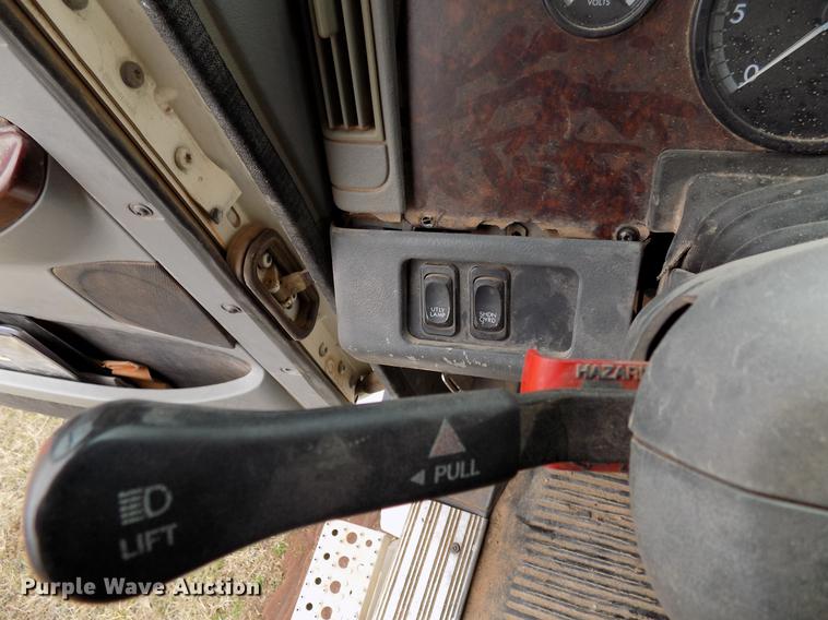 image for item DD3677 2007 Freightliner Century Class semi truck