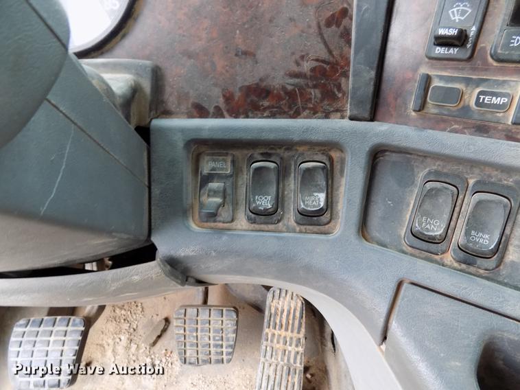 image for item DD3677 2007 Freightliner Century Class semi truck