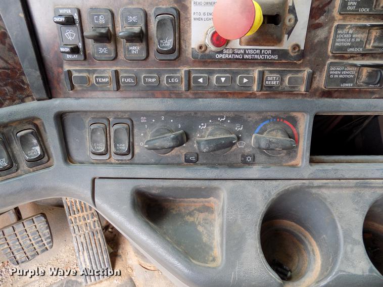 image for item DD3677 2007 Freightliner Century Class semi truck