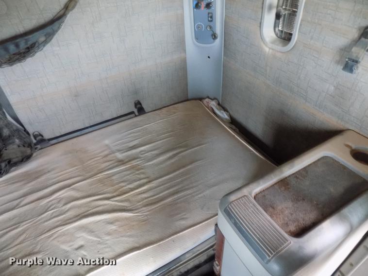 image for item DD3677 2007 Freightliner Century Class semi truck