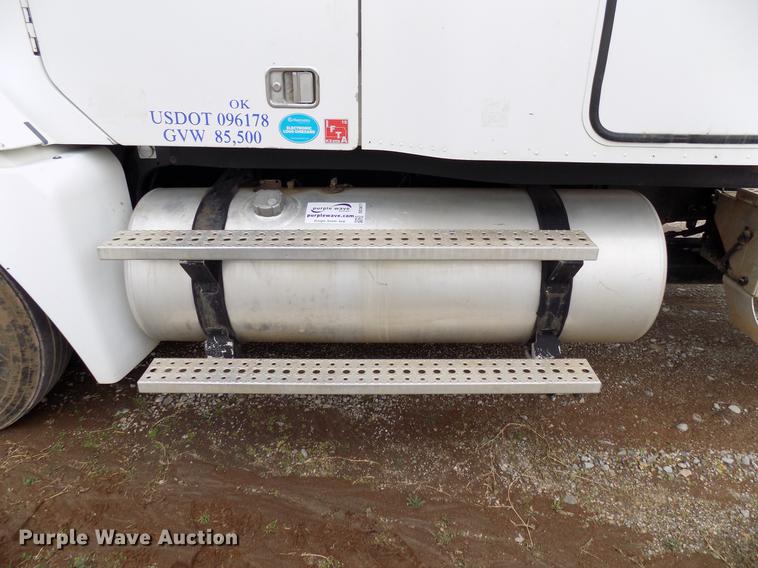 image for item DD3677 2007 Freightliner Century Class semi truck