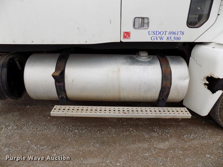 image for item DD3677 2007 Freightliner Century Class semi truck