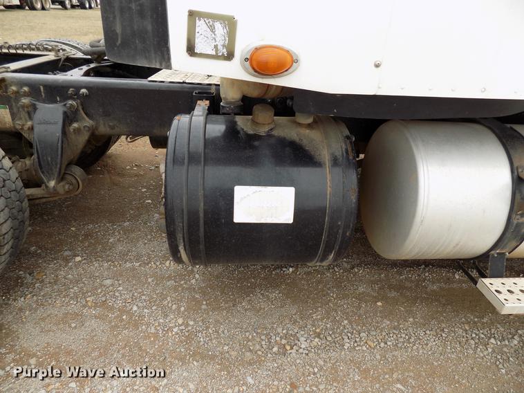 image for item DD3677 2007 Freightliner Century Class semi truck