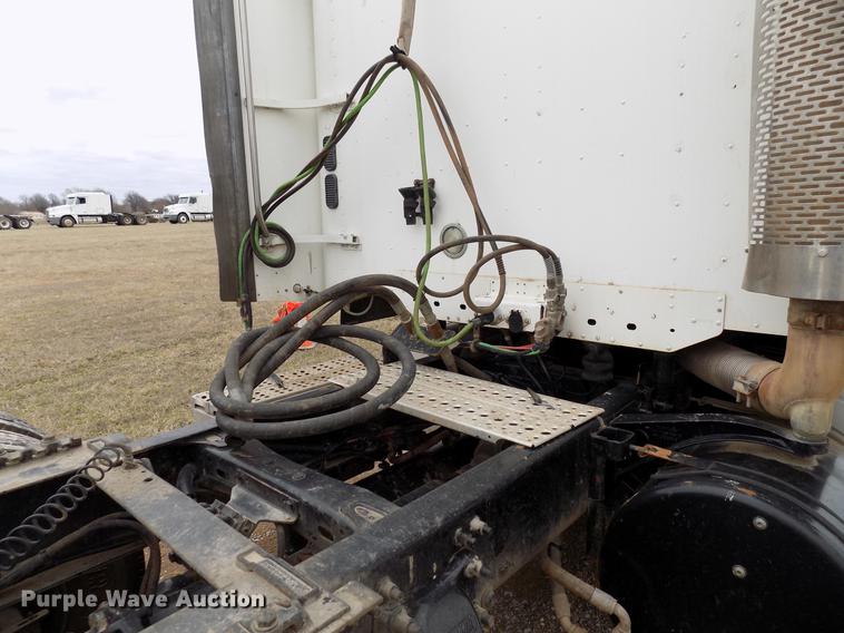 image for item DD3677 2007 Freightliner Century Class semi truck