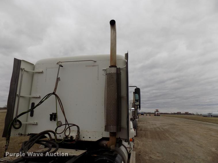 image for item DD3677 2007 Freightliner Century Class semi truck