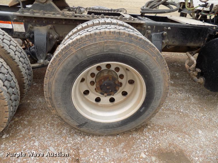 image for item DD3677 2007 Freightliner Century Class semi truck