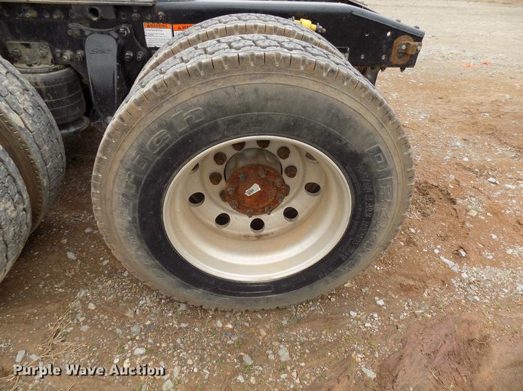 image for item DD3677 2007 Freightliner Century Class semi truck