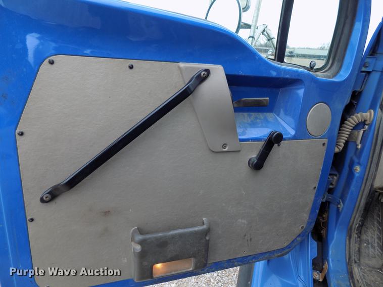 image for item DD3678 2007 Sterling LT9500 semi truck