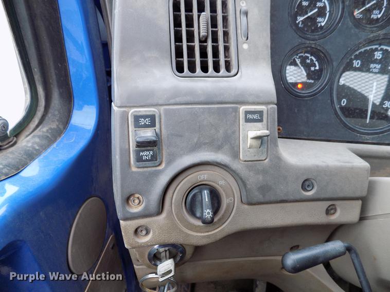 image for item DD3678 2007 Sterling LT9500 semi truck