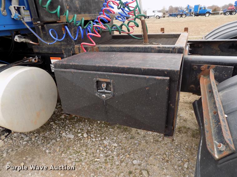 image for item DD3678 2007 Sterling LT9500 semi truck