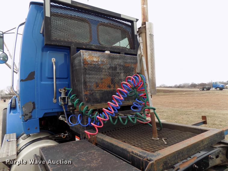 image for item DD3678 2007 Sterling LT9500 semi truck