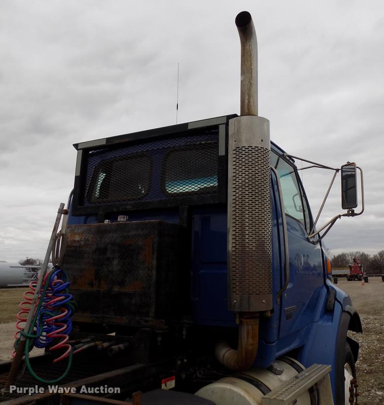 image for item DD3678 2007 Sterling LT9500 semi truck