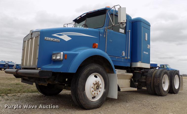 image for item DD3680 1994 Kenworth T800 semi truck