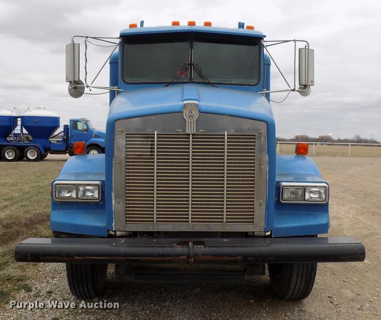 image for item DD3680 1994 Kenworth T800 semi truck