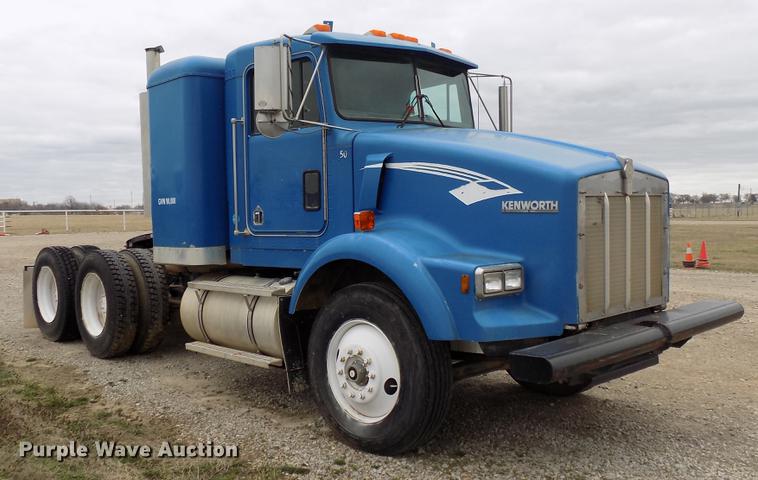 image for item DD3680 1994 Kenworth T800 semi truck