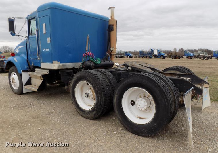 image for item DD3680 1994 Kenworth T800 semi truck