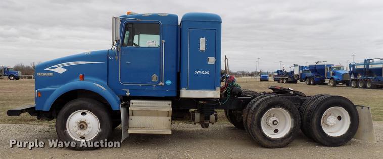 image for item DD3680 1994 Kenworth T800 semi truck