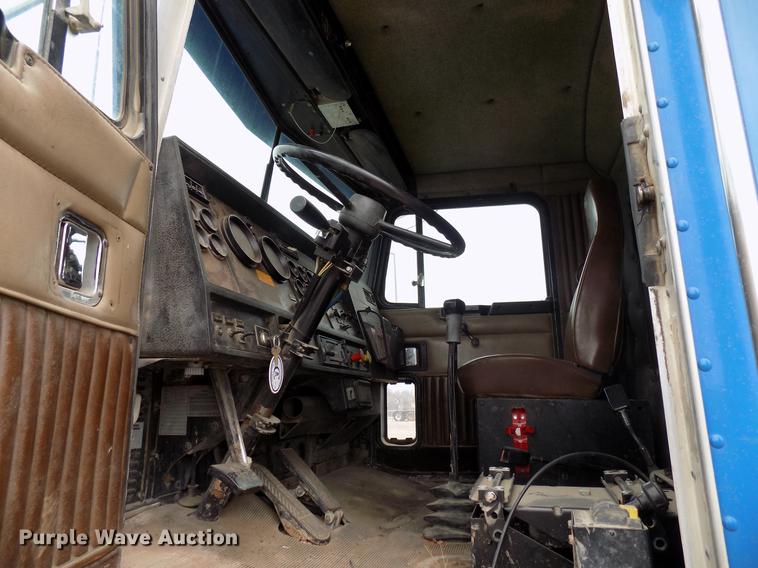 image for item DD3680 1994 Kenworth T800 semi truck