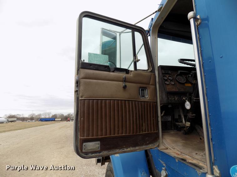 image for item DD3680 1994 Kenworth T800 semi truck