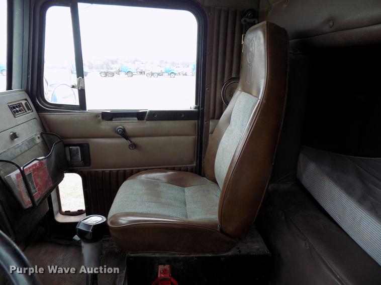 image for item DD3680 1994 Kenworth T800 semi truck