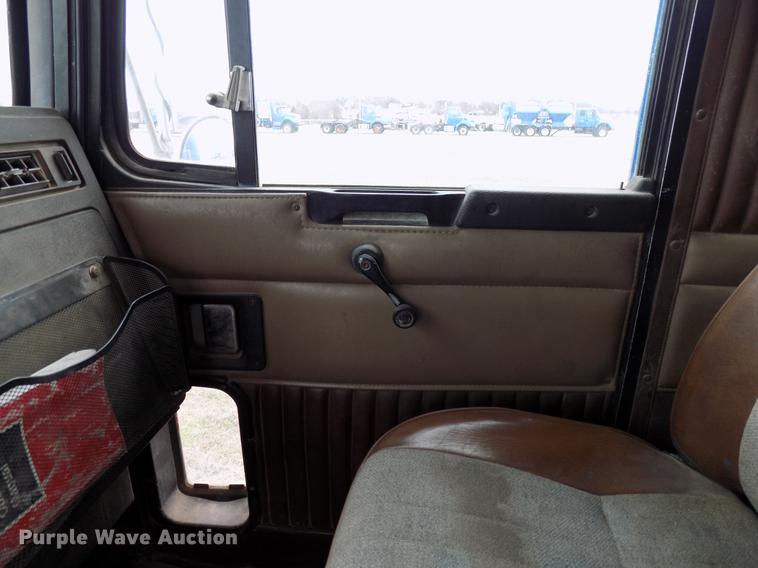 image for item DD3680 1994 Kenworth T800 semi truck