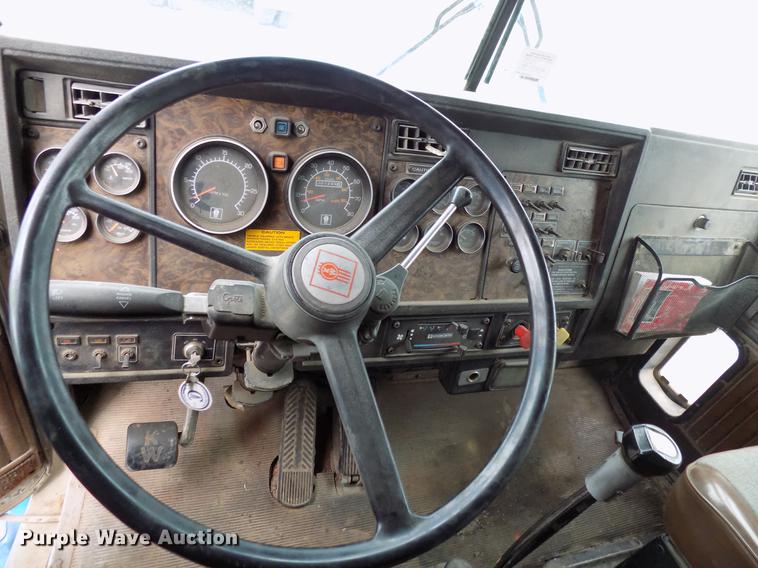 image for item DD3680 1994 Kenworth T800 semi truck