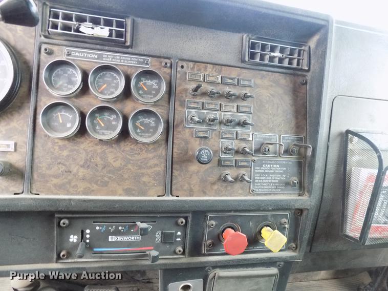 image for item DD3680 1994 Kenworth T800 semi truck