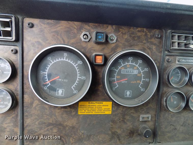 image for item DD3680 1994 Kenworth T800 semi truck